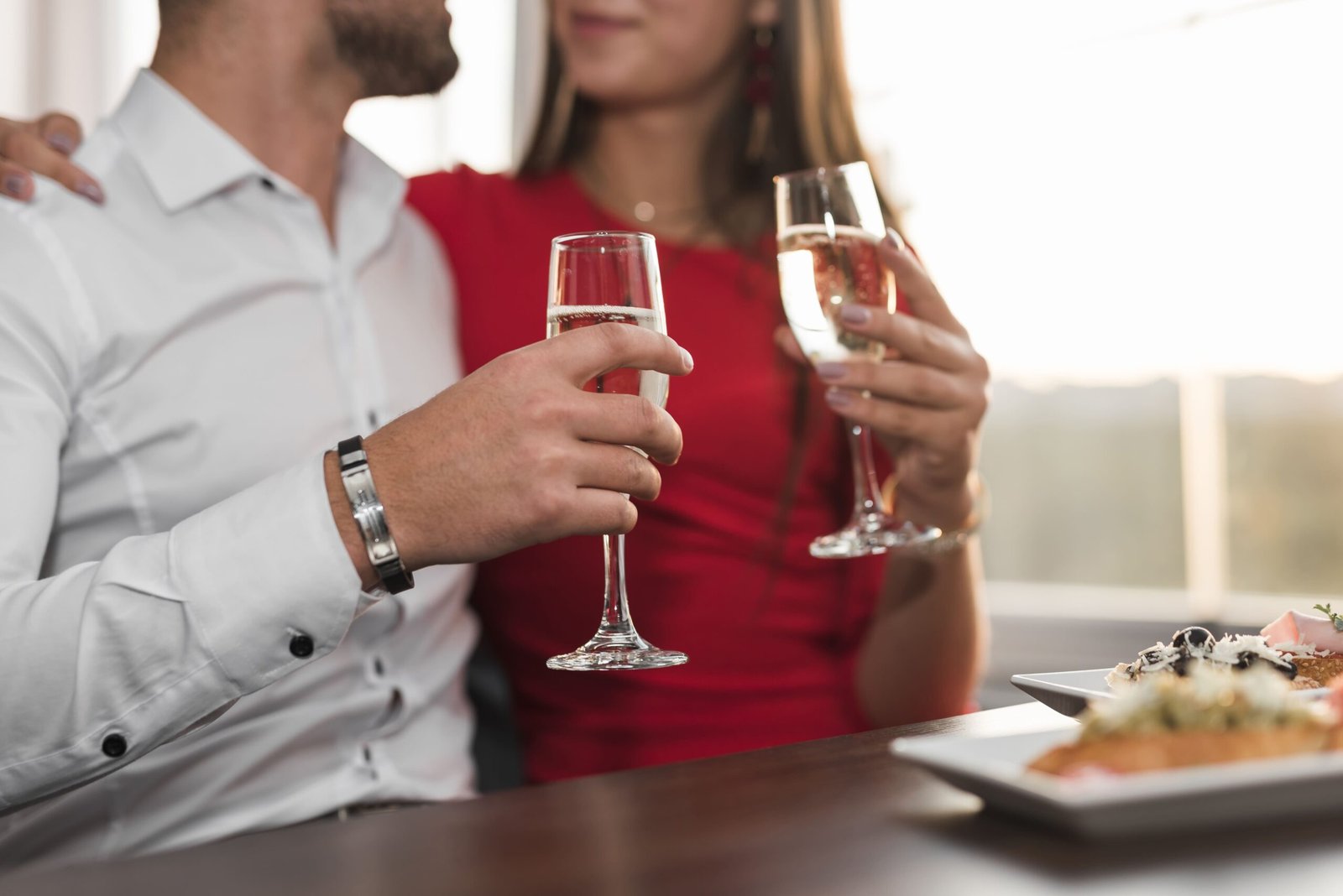Casal jantando no restaurante